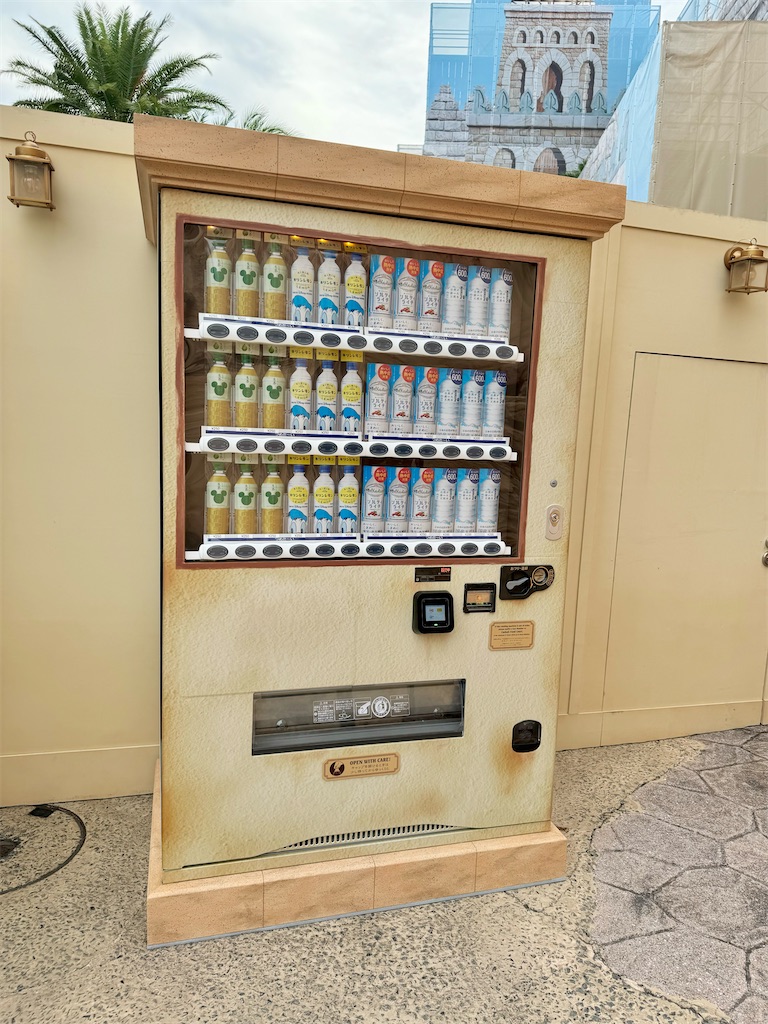 ディズニーシー限定 暑さ対策】夏限定！パーク内に増設された自動販売機を全種類探し