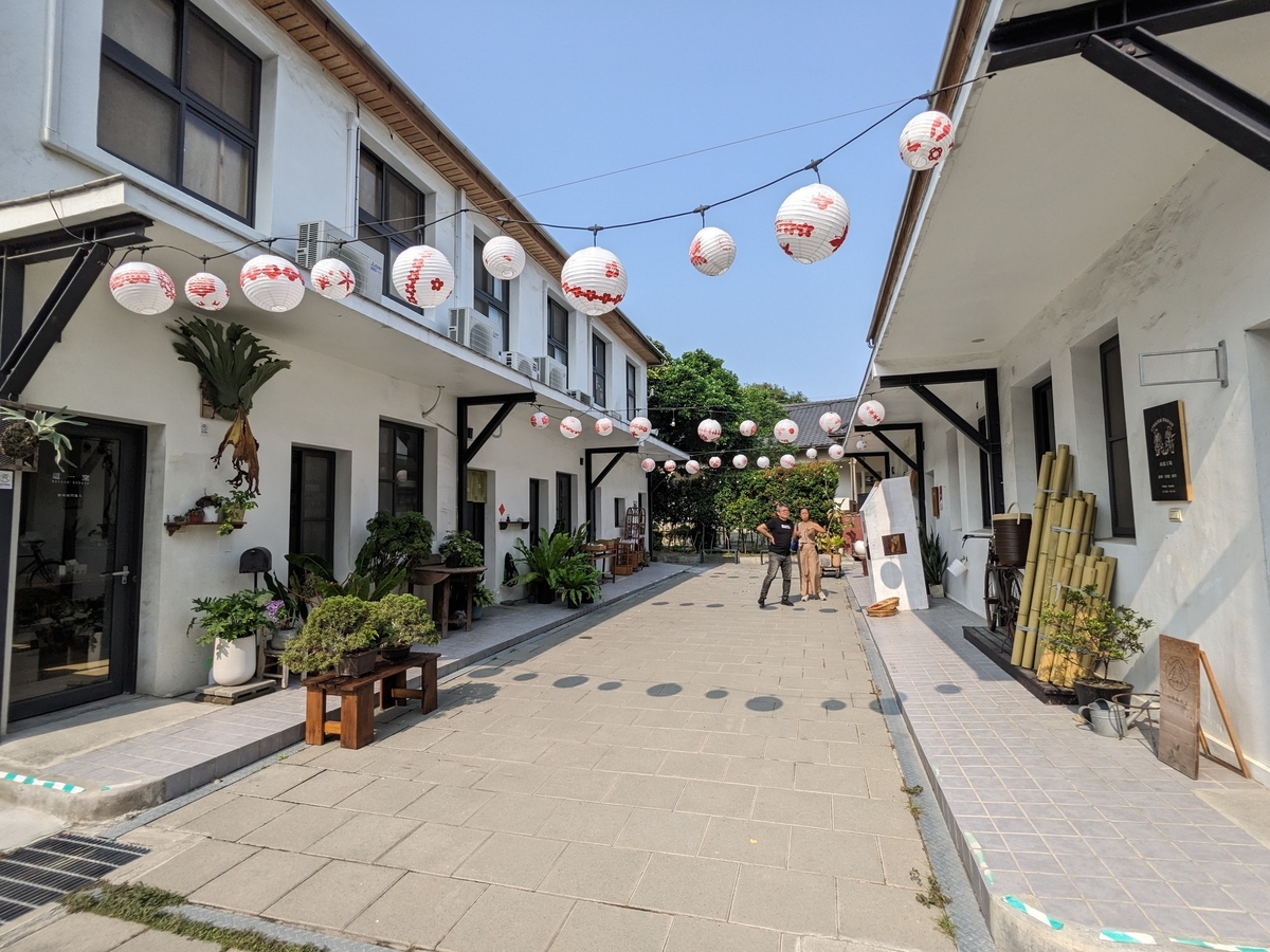 別棟間の空間 もう一つの棟と棟の間の空間を撮影した写真。