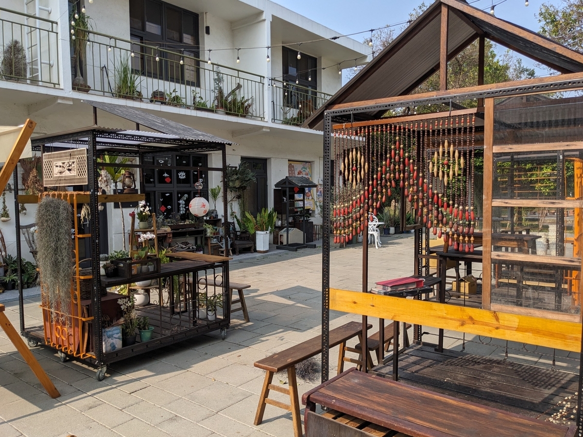 作品展示の装置 小さな装置を使って作品を提示している様子を撮影した写真。