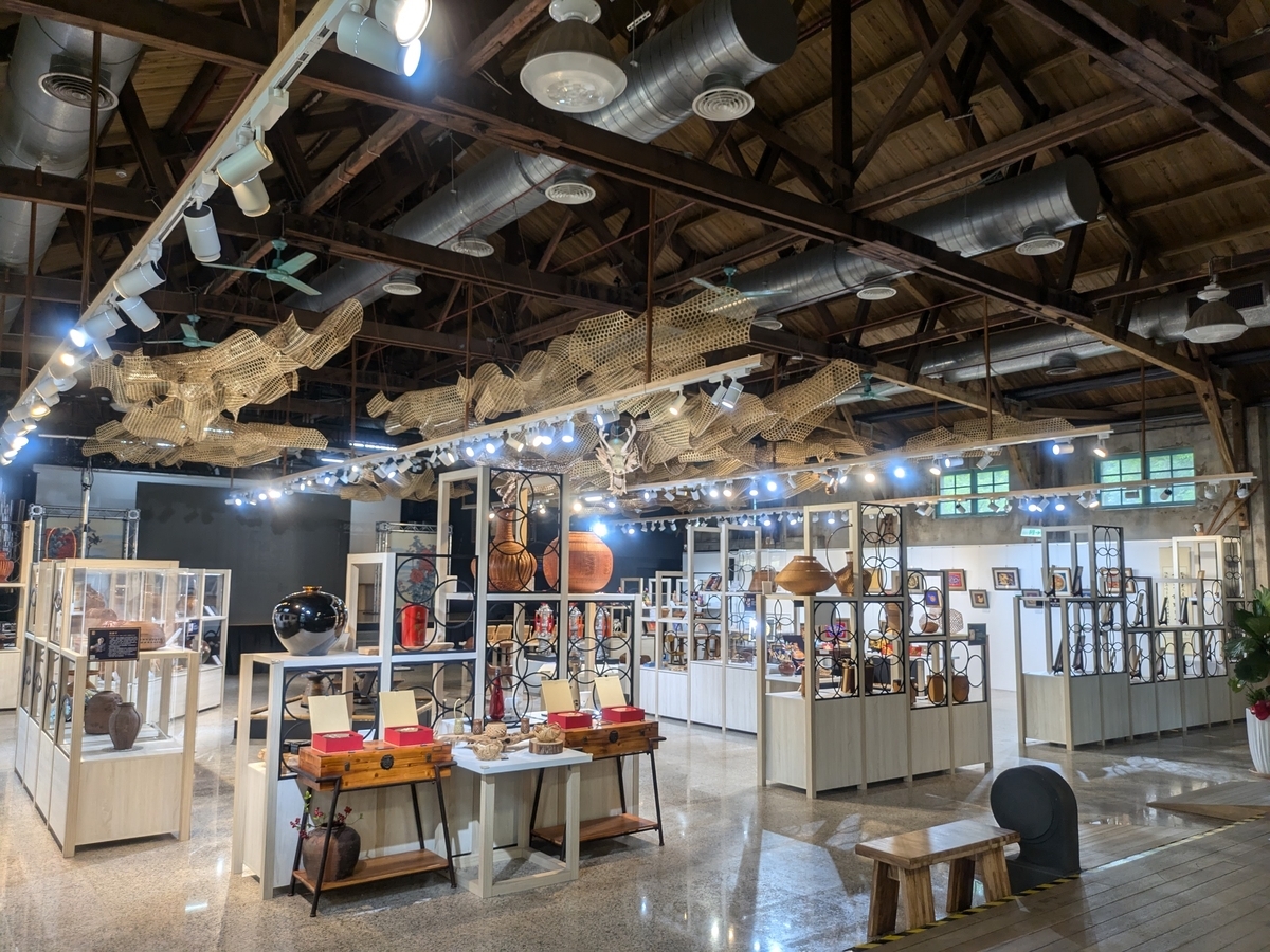 セレクトショップや展示に活用されている建物。
