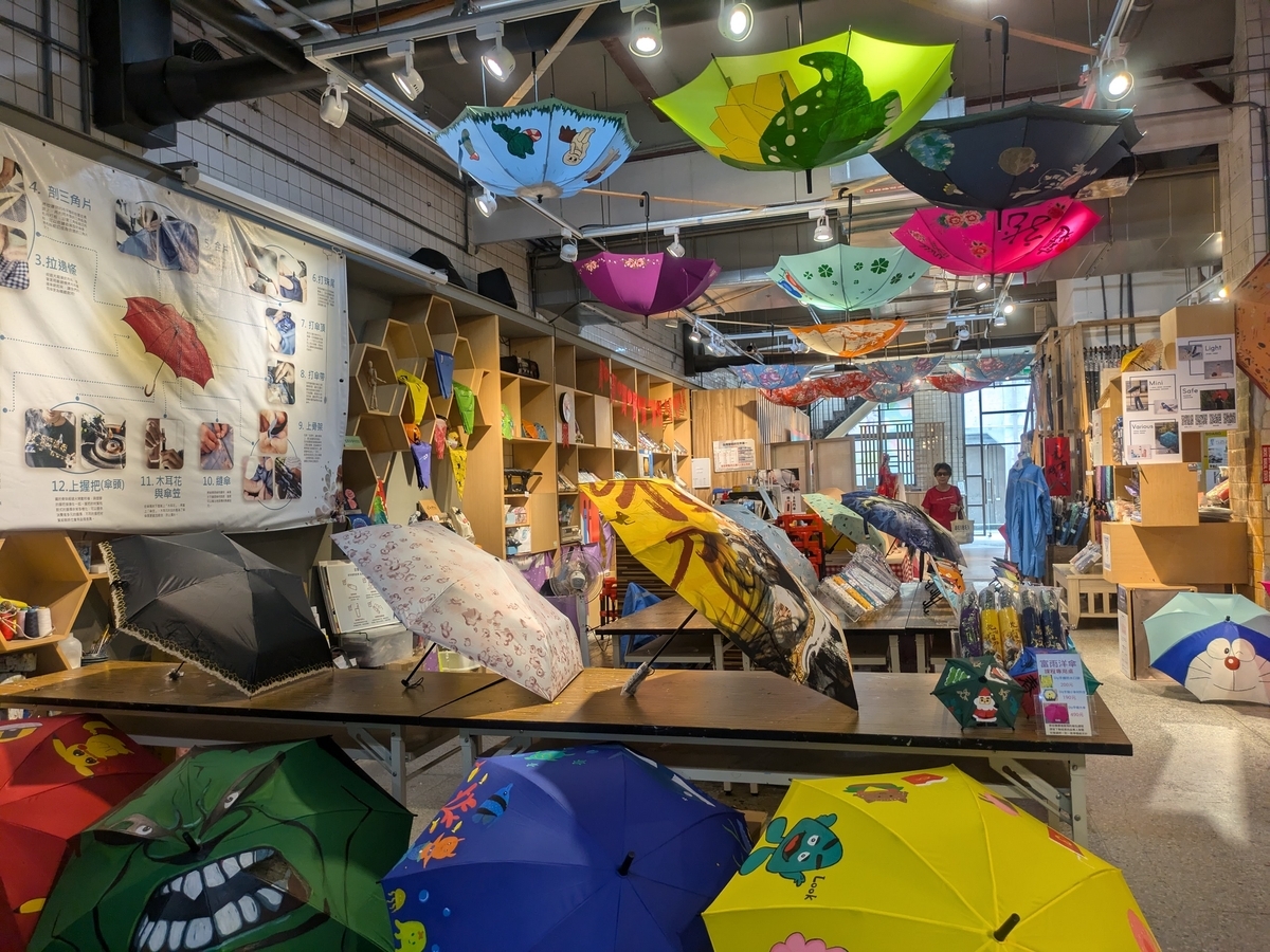 施設内にある雨傘を販売するショップ。