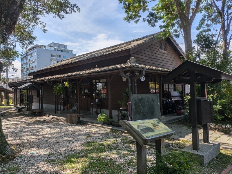 二号館の建物 道路を挟んで建つ二号館の建物。