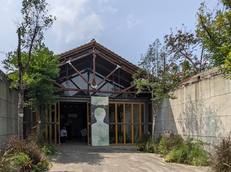 台湾 蕭壠文化園区 企画展示館の入口 リノベ文化施設