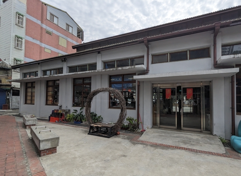 台中の第四市場を反対側から撮影した外観の様子。