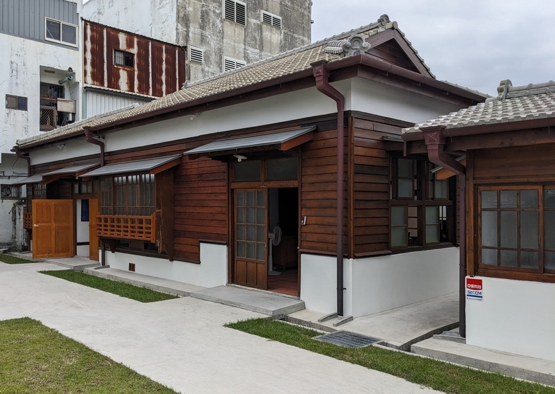 隣の日式住宅外観 市長公邸の隣の日式住宅。2世帯が住む住宅で、奥と手前にそれぞれ玄関がある。