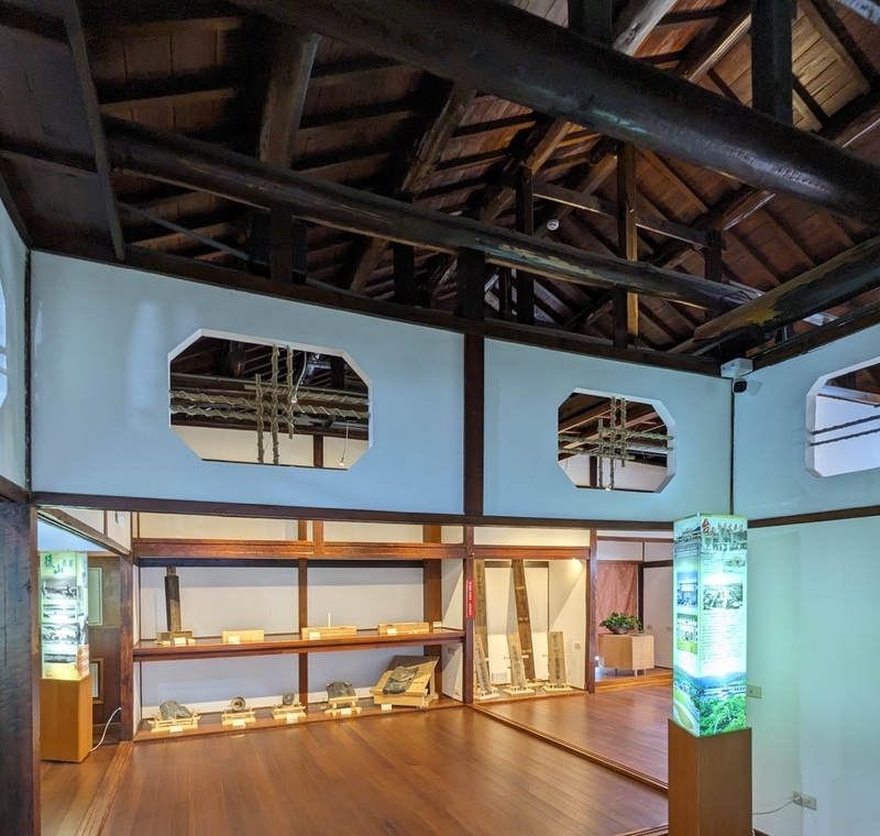 屋根小屋組の展示 屋根の小屋組までが分かるようにリノベされている。