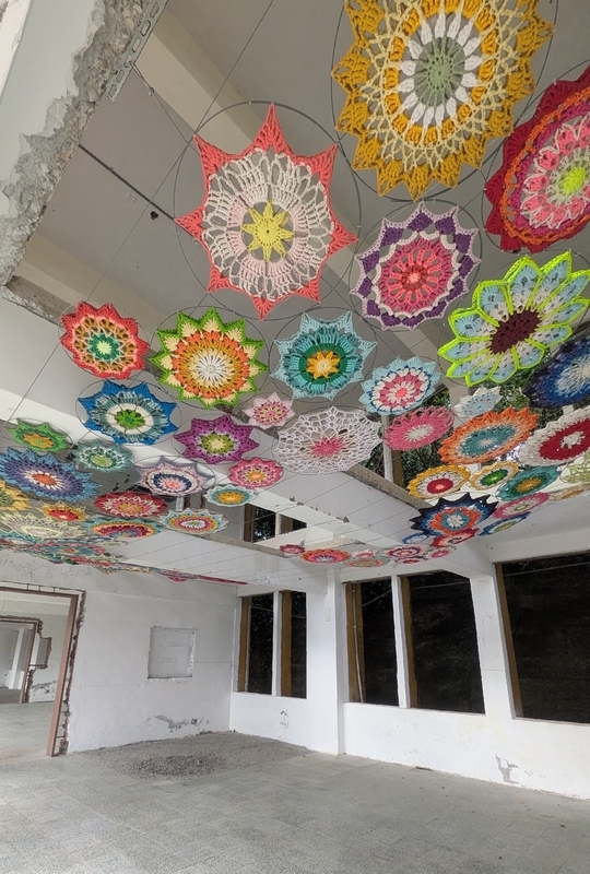 アート教室跡 教室跡にアート作品を展示した空間