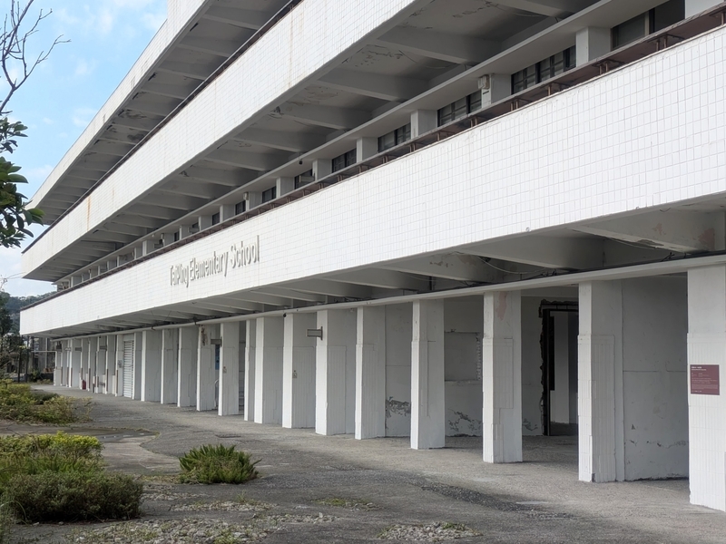 廃校を活用 白く塗装されたデザインと柱のリズムが美しい、廃校を活用した建物