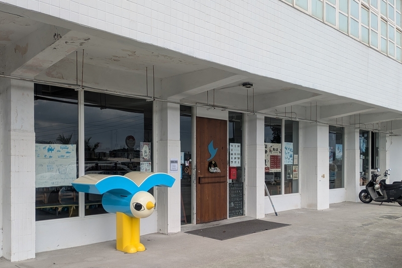 書店エントランス 白い外壁と柱が印象的な書店のエントランス