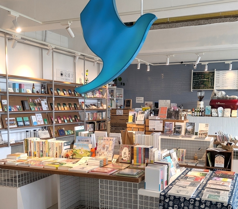 書店内の様子 書店の内部には青鳥をモチーフにした看板が掲げられている