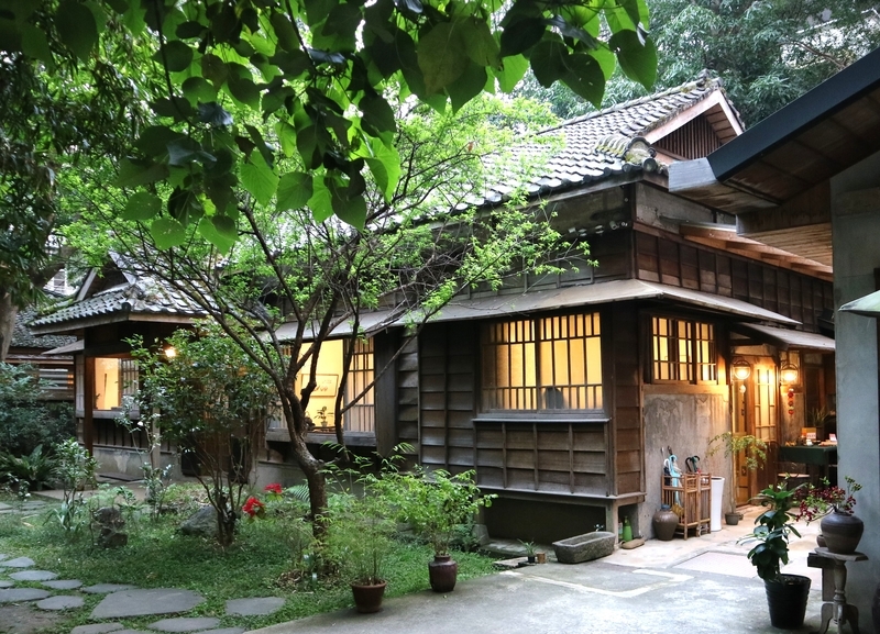 日本の家屋と生活 (1966年) 日本統治時代の日本家屋群のおしゃれなカフェリノベ【青田茶館・青田七