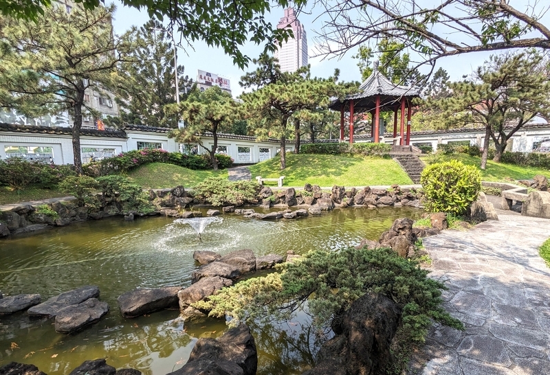 梅屋敷にある日本庭園の様子。