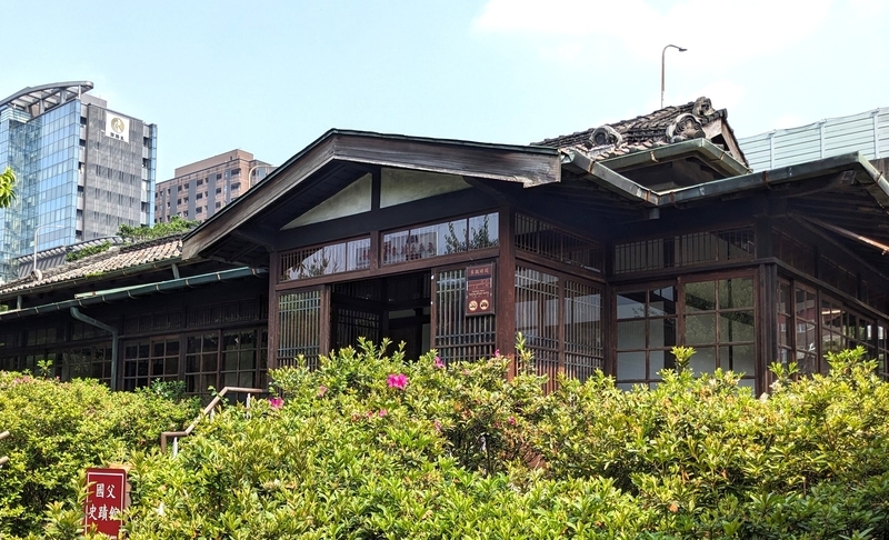 梅屋敷建物の全体像。