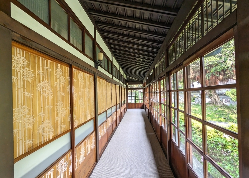 梅屋敷内部の廊下。繊細なデザインが施されている。