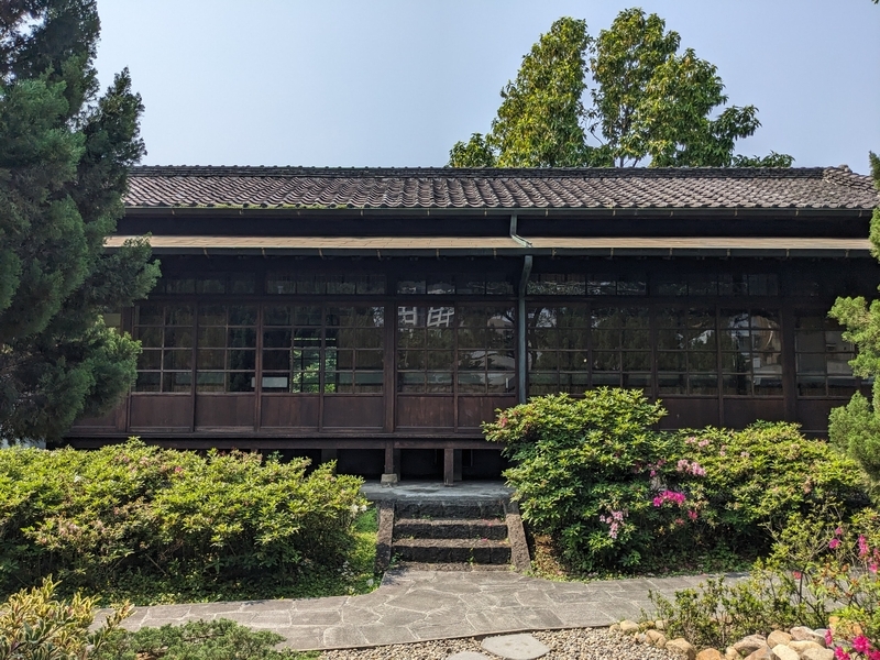 庭園に面した梅屋敷の裏側外観。