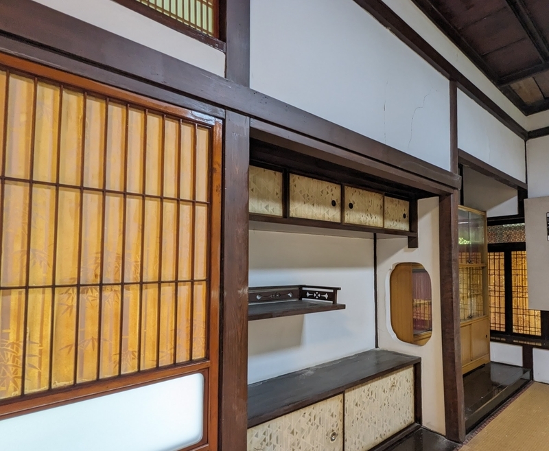 床の間など日本式デザインが施された室内。