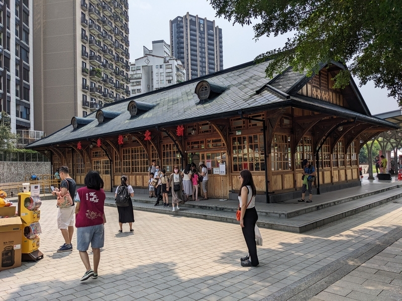 台湾の駅舎全体。前庭では地元マルシェが開催されることもある。