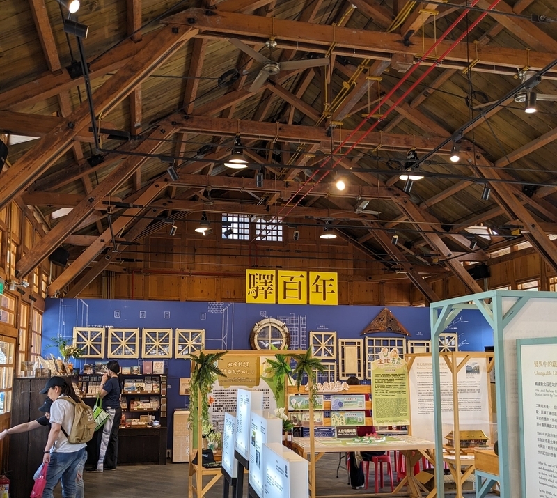 駅舎内の展示の様子。高い天井と小屋組構造が印象的。