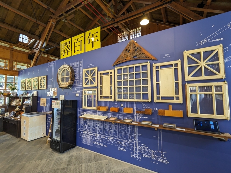 駅舎100周年を記念する展示の様子。歴史的資料が並ぶ。