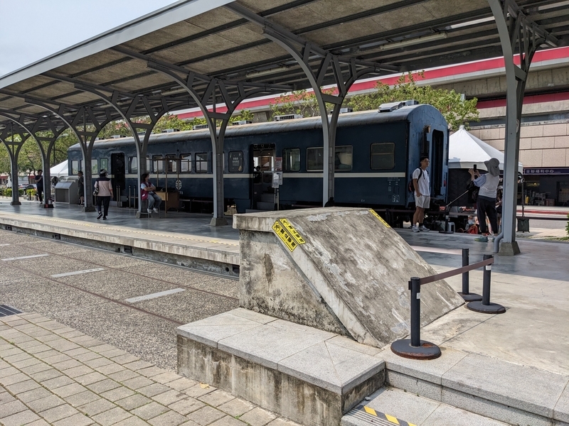 保存された車両の展示。駅舎とともに鉄道文化を伝える存在。