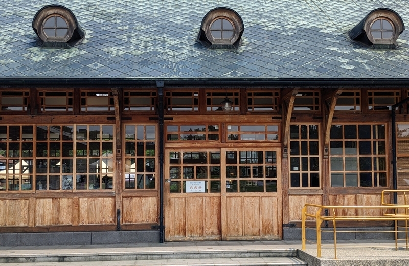 駅舎外壁のディテールをズーム。繊細な意匠が見てとれる。
