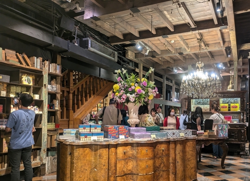 宮原眼科の店内奥の売り場。おしゃれな台湾土産が並ぶ。