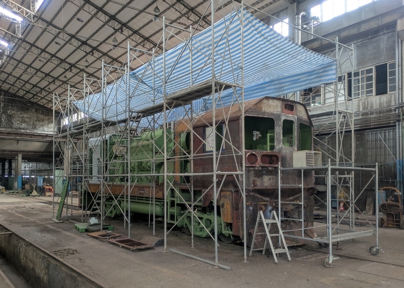 再生を待つディーゼル機関車が展示されている。
