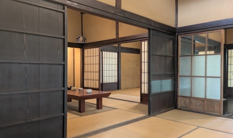 続き間の引き戸と格子のデザイン。