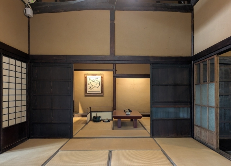 続き間と床の間のある部屋。