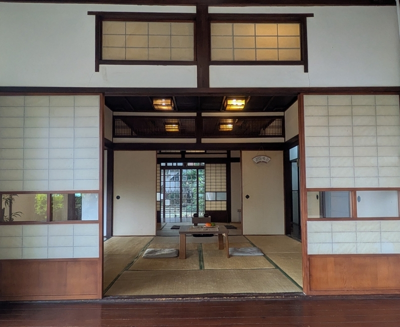 畳の和室と続き間の様子。