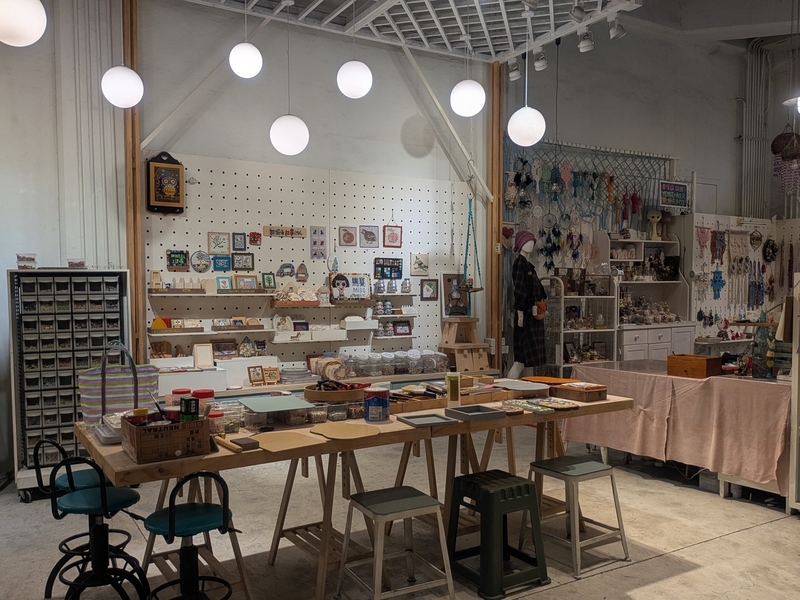 セレクトショップエリア 地元クリエーターの作品販売とセレクトショップの様子。