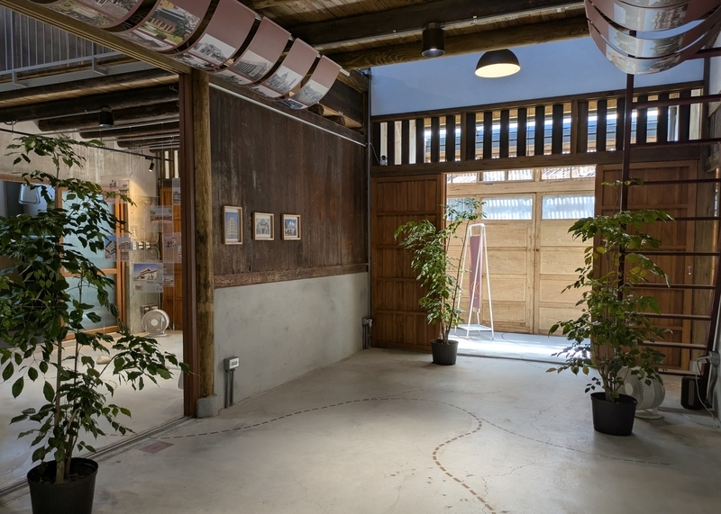 展示やイベントに活用される内部空間。木の梁や柱が印象的