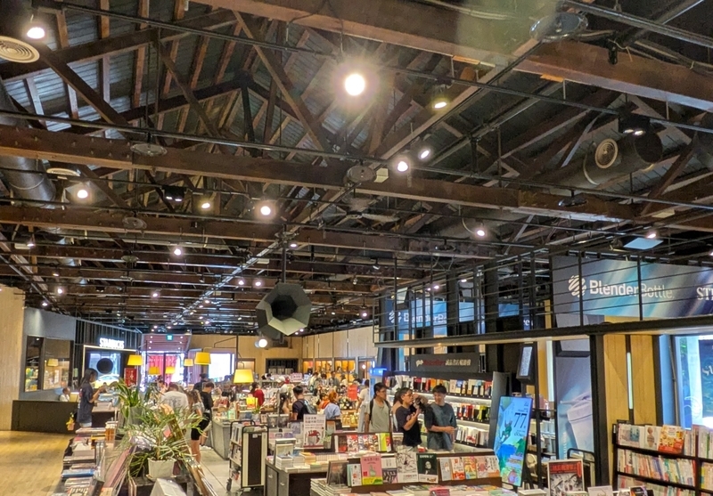 誠品書店の天井 誠品書店の内部天井には倉庫時代の小屋組が残されている