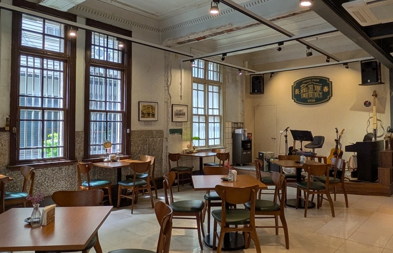 店内にはバンド演奏用のブースが設けられているカフェ空間。
