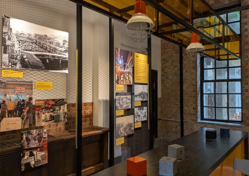 当時の写真や備品などが展示されている一角。