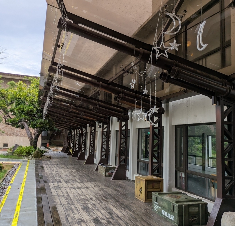 要塞司令部と中庭を挟んで建つ、鉄骨構造の光復樓。