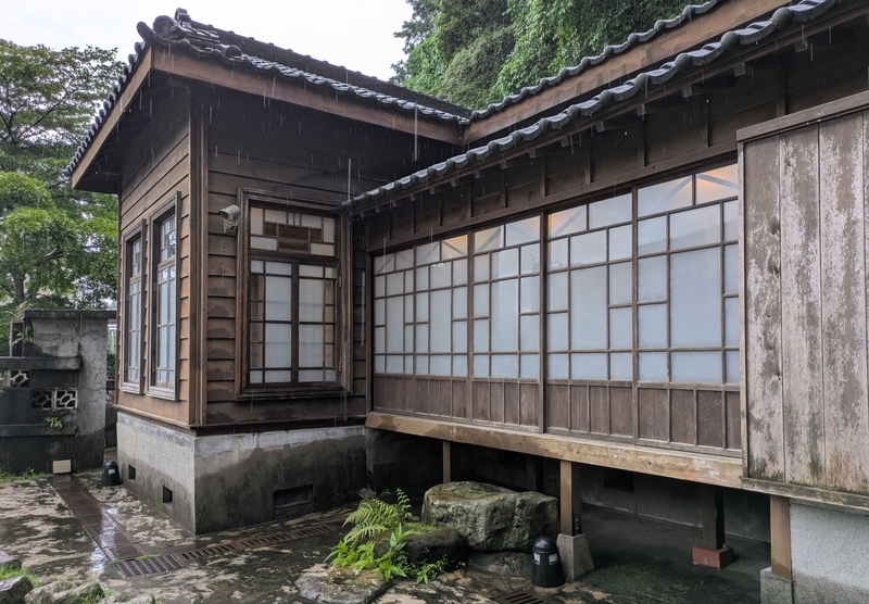 前庭から見た司令官邸の外観で、立派な窓格子が印象的。