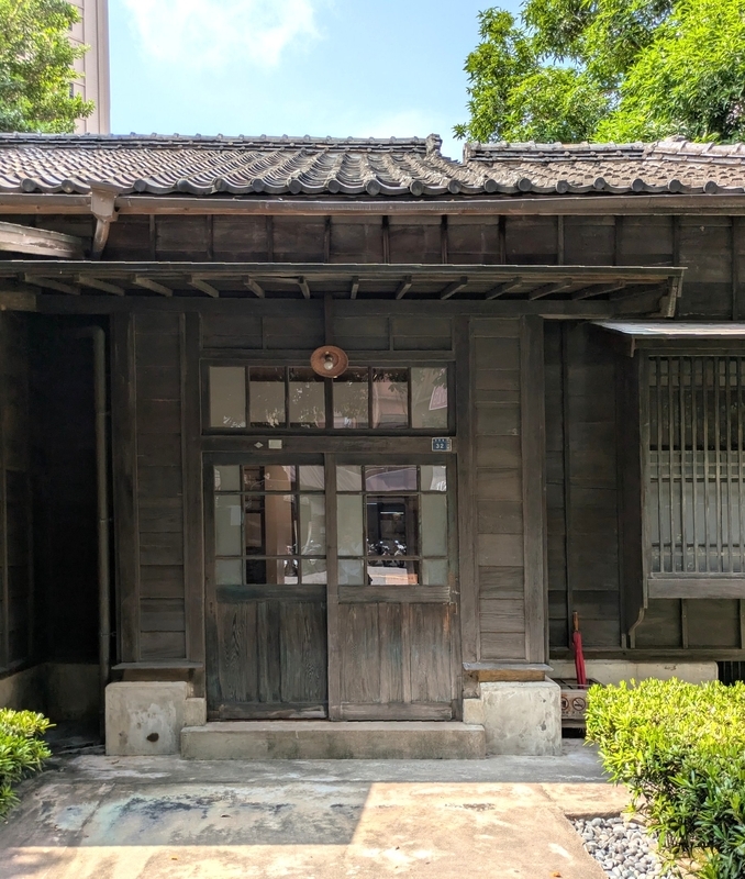 展示空間となっている前棟の入口。木造の質感が際立つ外観。