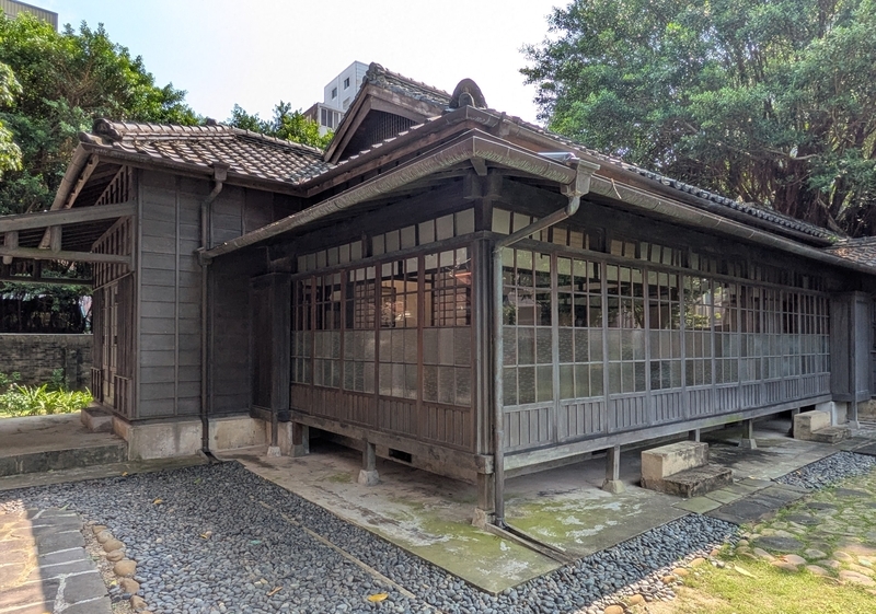 建物裏側の外観。繊細な格子窓が特徴的。