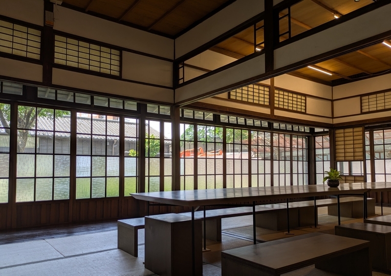 庭園に面した窓格子が美しく、自然との一体感が感じられる。