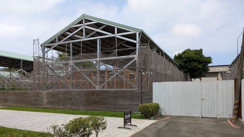 武徳殿周辺で現在リノベーションが進行中の建物群の様子。
