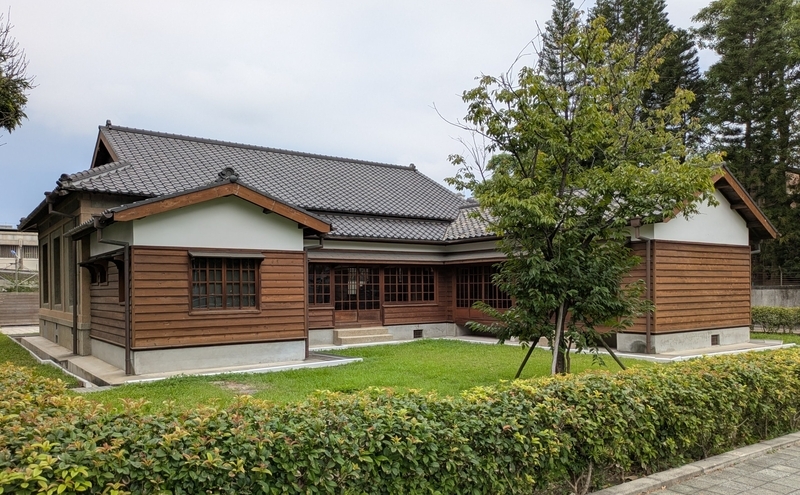 建物裏側は日本家屋風で、部屋が庭側に張り出した構造となっている。