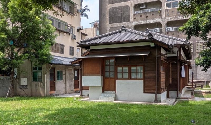 庭から見た外観で、奥には附属施設が見える。