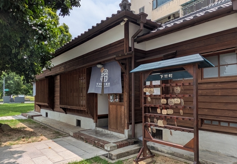 建物に設けられたショップの入口部分のデザイン。