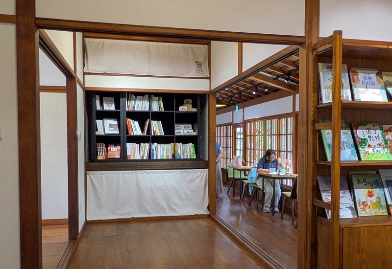 書店とカフェが併設された落ち着いた雰囲気の空間。