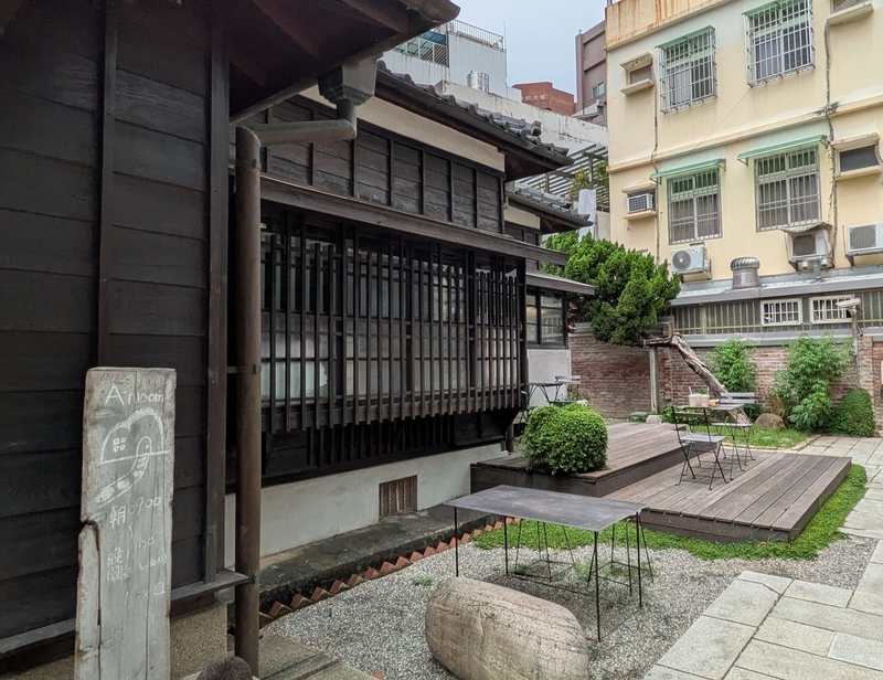 緑に囲まれた雰囲気のよいテラス席の様子。