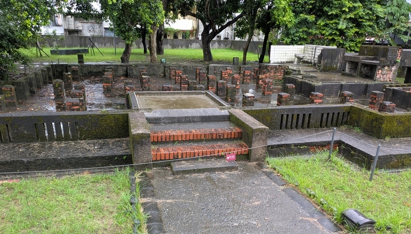 倒壊した旧宿舎の基礎部分が遺構として保存・展示されている。