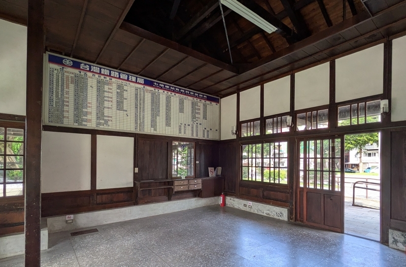 木造内装が丁寧に復元された待合室の様子。