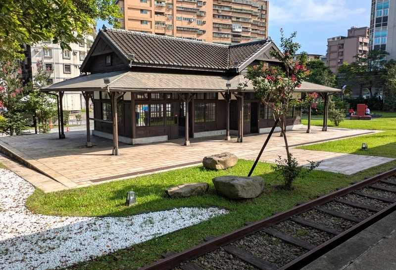プラットフォーム側から見た木造駅舎の様子。
