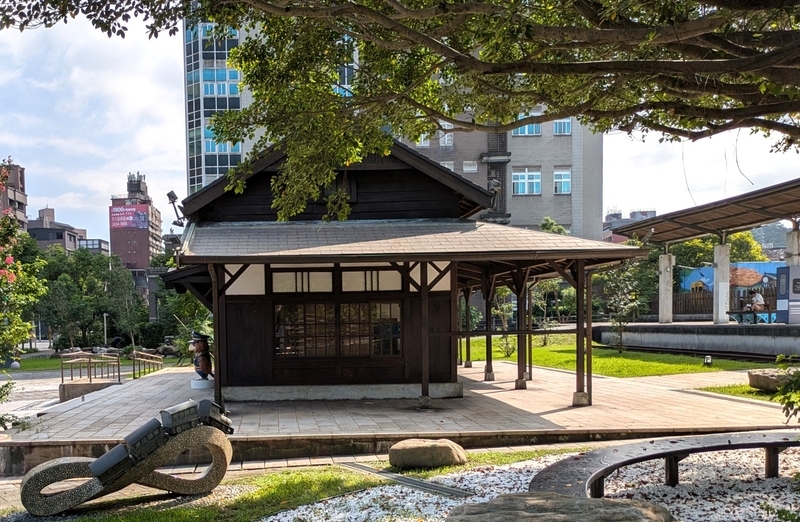 オブジェと駅舎が一体化した紀念公園の様子。